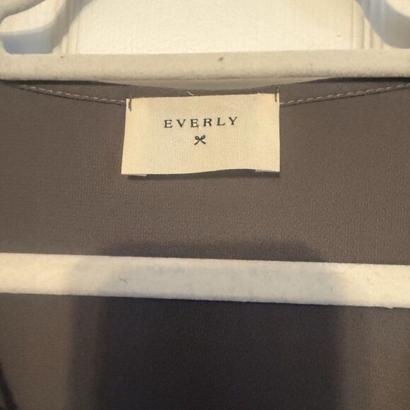 Everly Charcoal V-Neck Blouse – Size Large, EUC, Flowy & Versatile - Picture 5 of 5